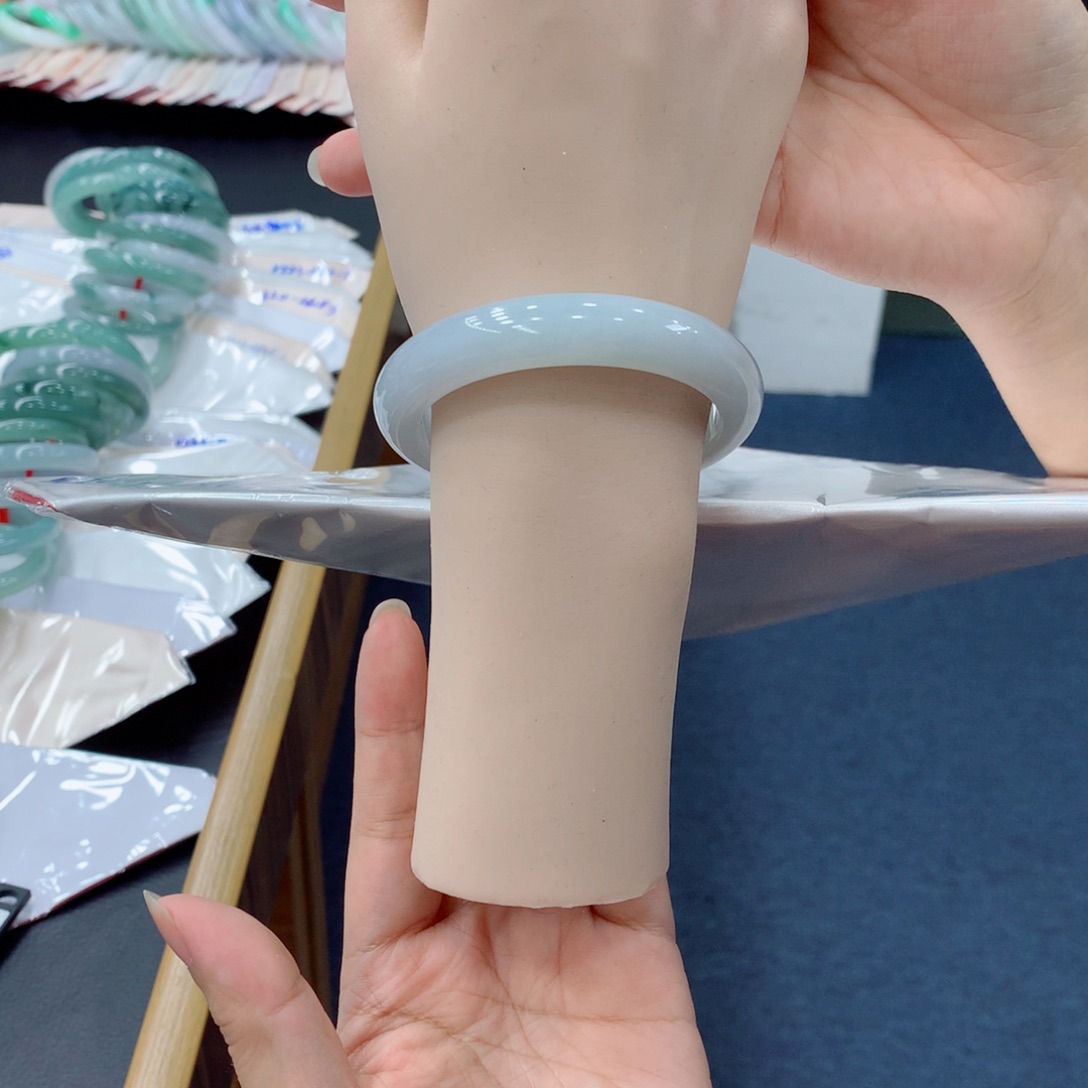 翡翠未镶嵌手镯48小时