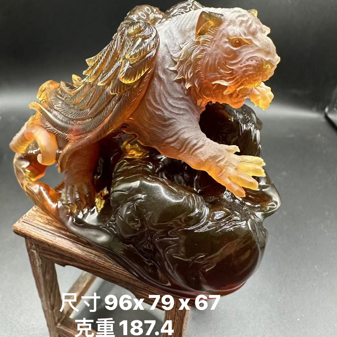 缅甸天然琥珀棕红紫罗兰大师工雕刻飞天虎摆件
