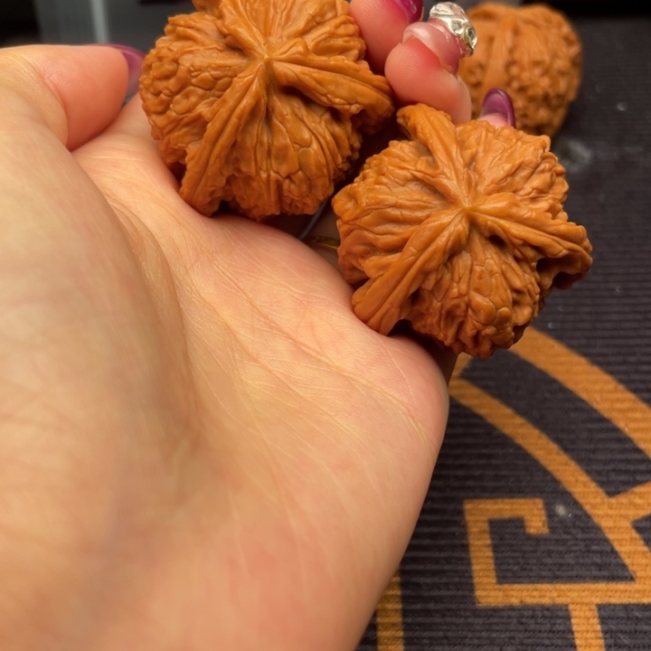 嘻***嘻吊坠文玩核桃白狮子