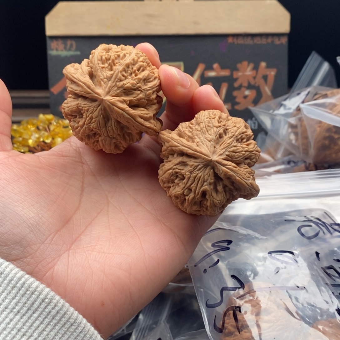 聆***光文玩核桃吊坠粗筋