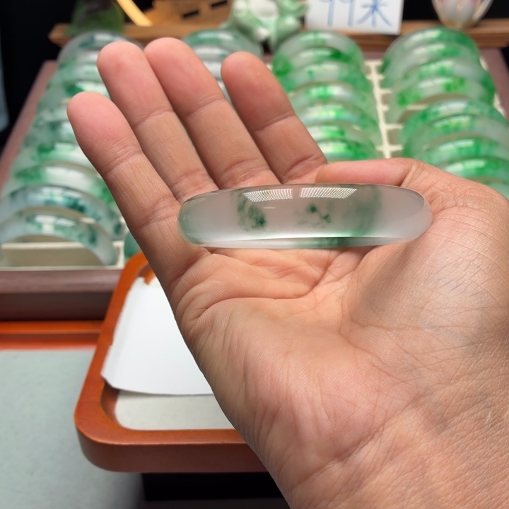 c***g石英质玉未镶嵌手镯