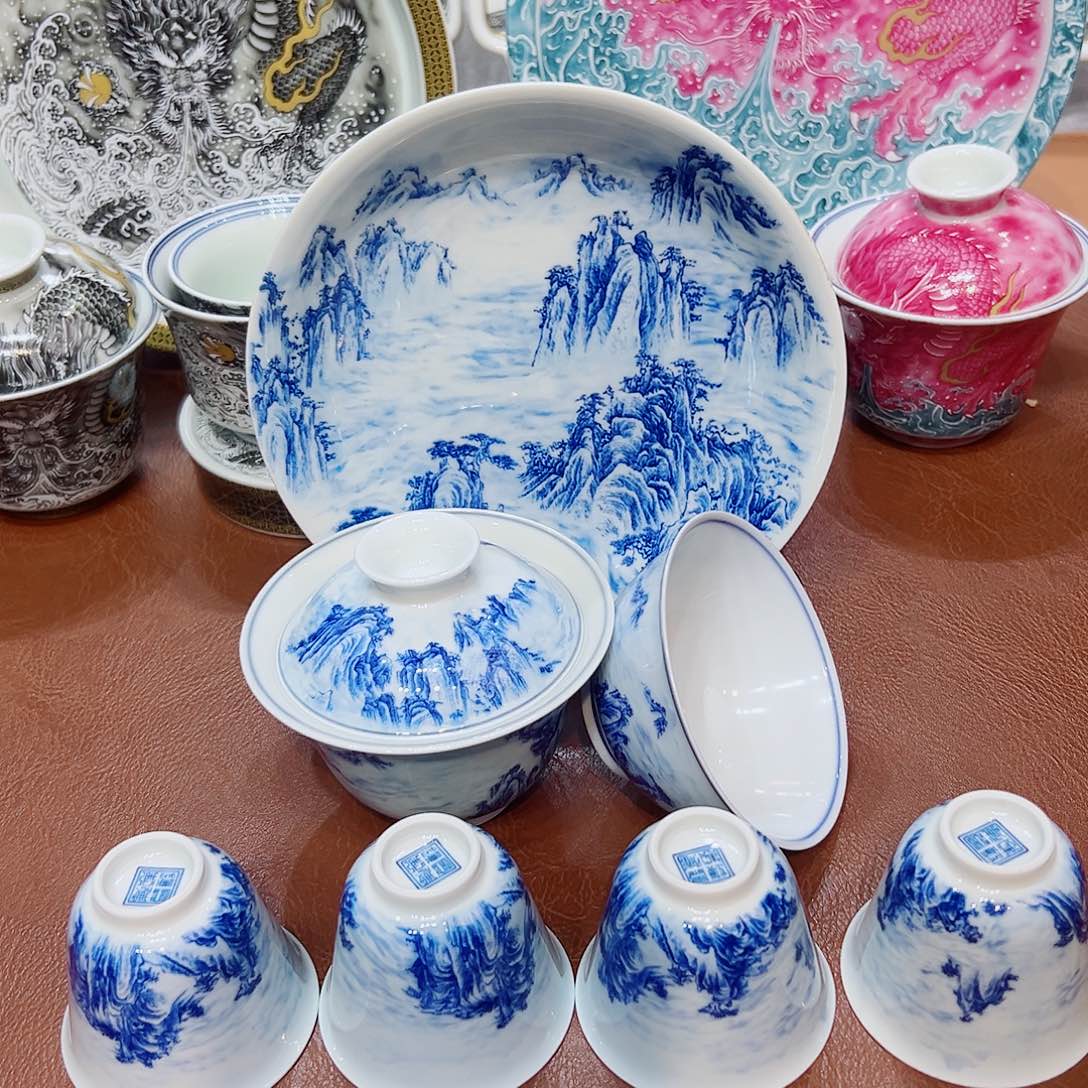 摆件景德镇陶瓷艺术展在景德镇市博物厅