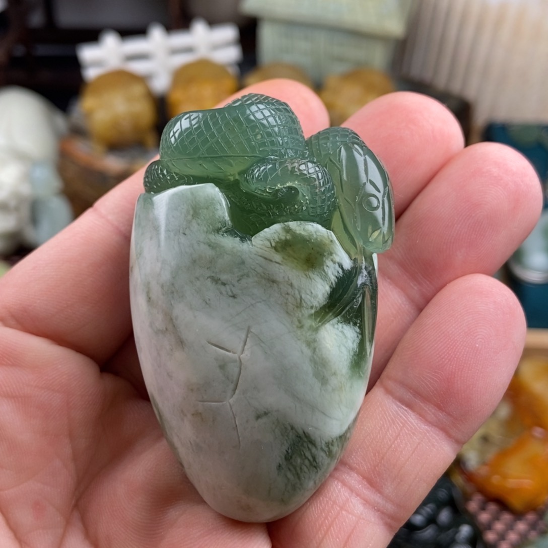 透闪石-蛇纹石玉手把未镶嵌