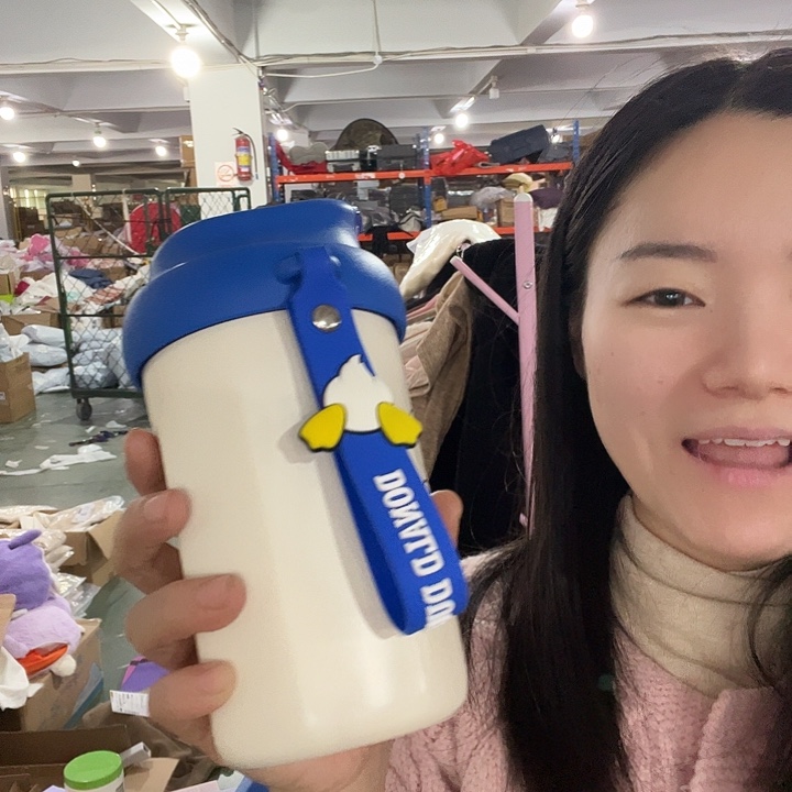 蓝的水杯。    啦啦啦啦啦