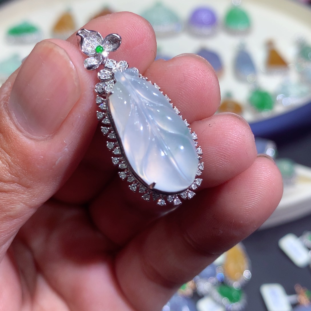 翡翠吊坠(赠链)18K金镶嵌