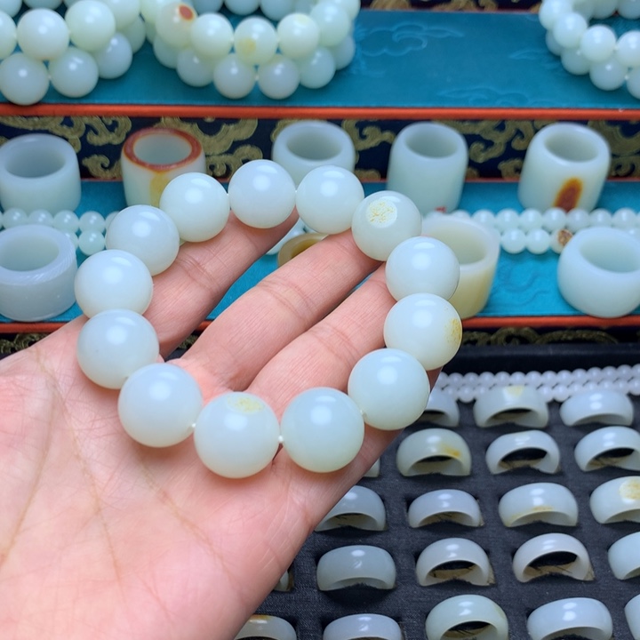 王***诗和田玉未镶嵌戒指