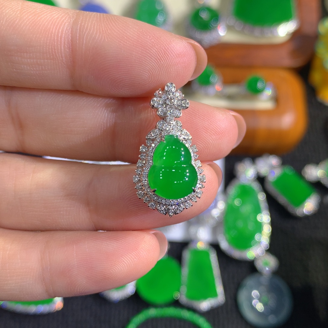 翡翠18K金镶嵌颈饰