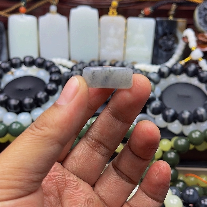 未镶嵌戒圈和田玉不****彩