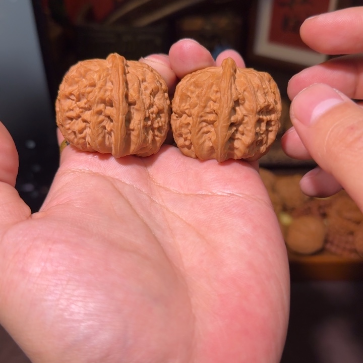 文玩核桃吊坠全品38大肚三角白（肚子43，小黄点）