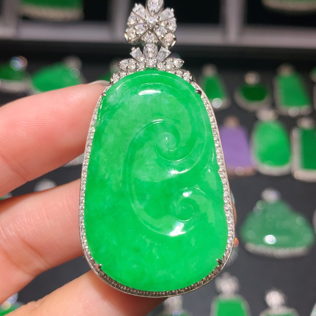 翡翠颈饰18K金镶嵌翡翠