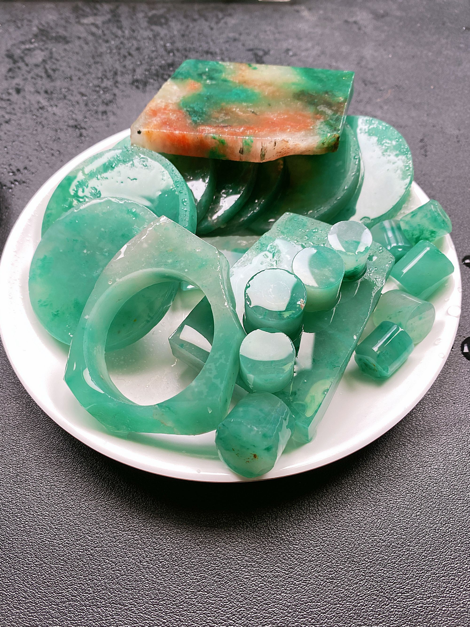 好漂亮天然非洲翠原石片料边角链接多样性发一雕刻