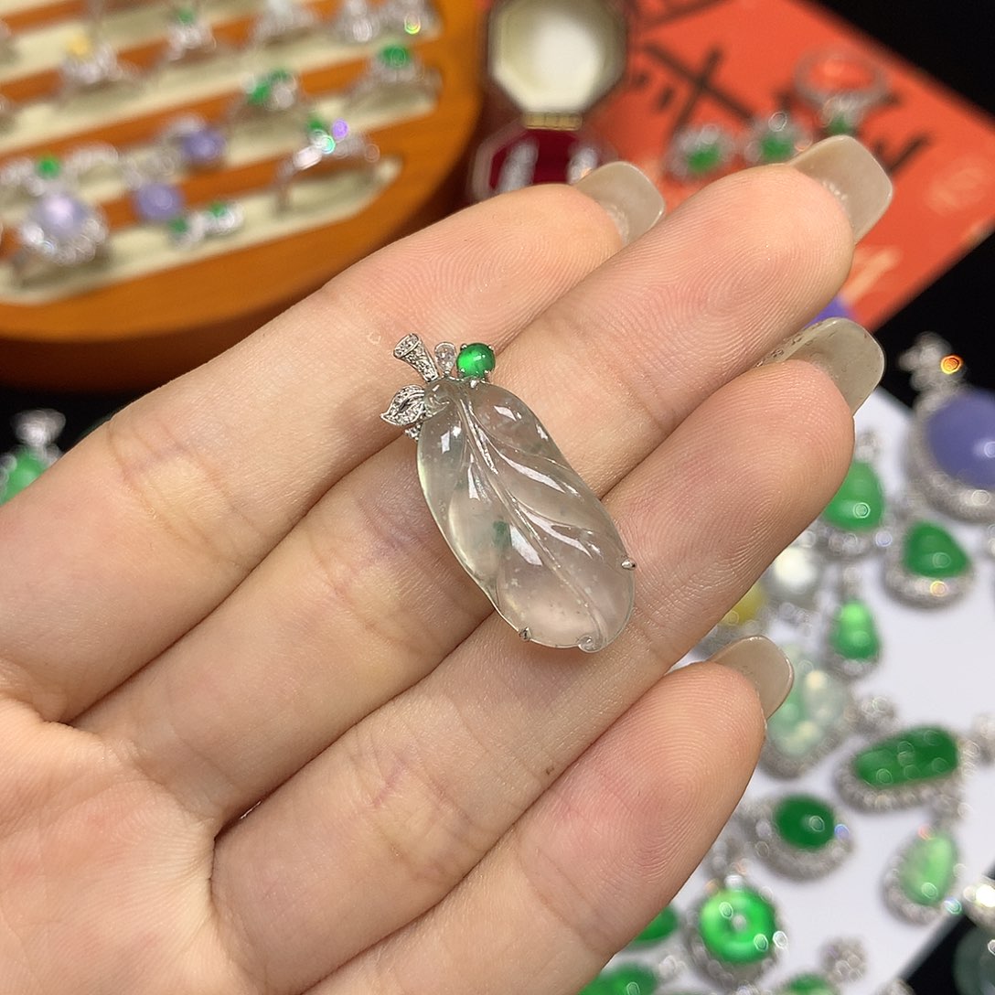 翡翠吊坠(赠链)18K金镶嵌