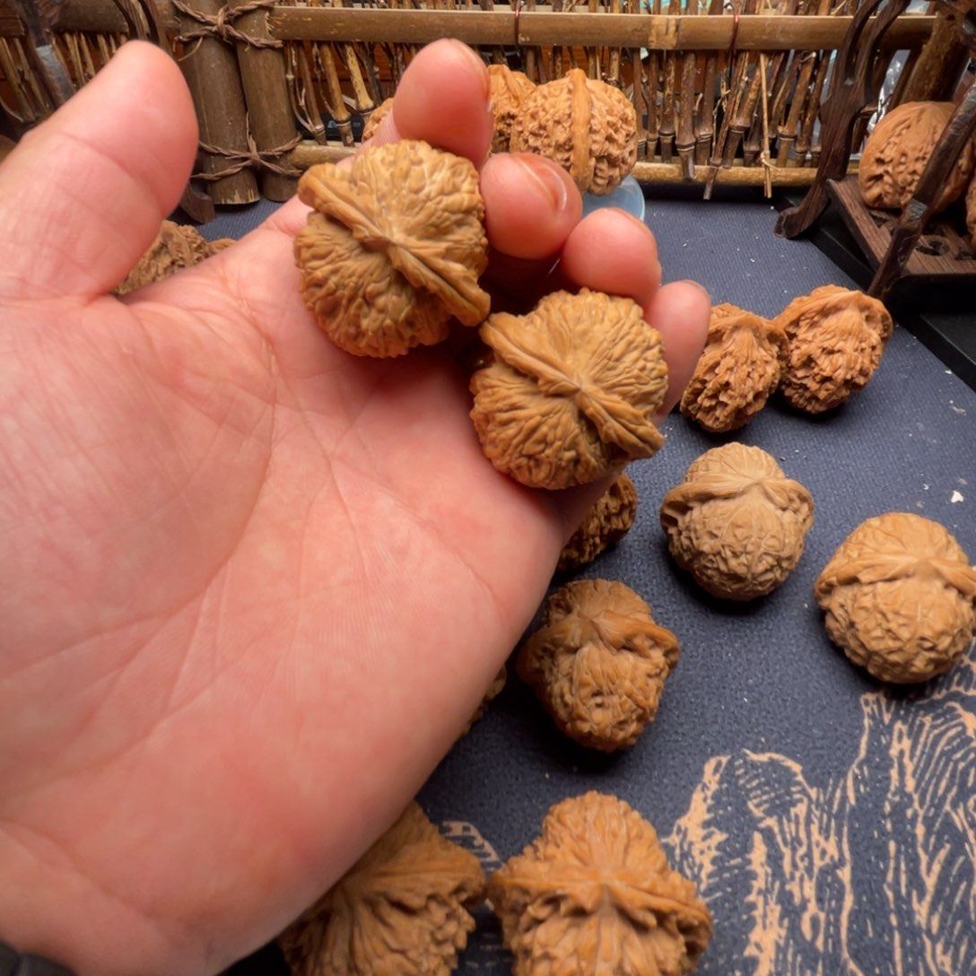 奥***兽文玩核桃吊坠不退不换白狮子