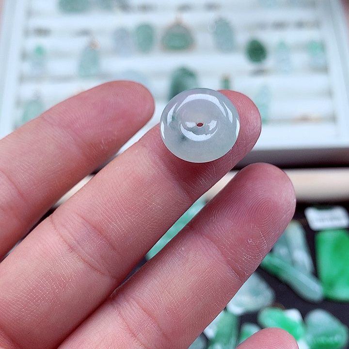 翡翠吊坠(不含链)未镶嵌宝****?