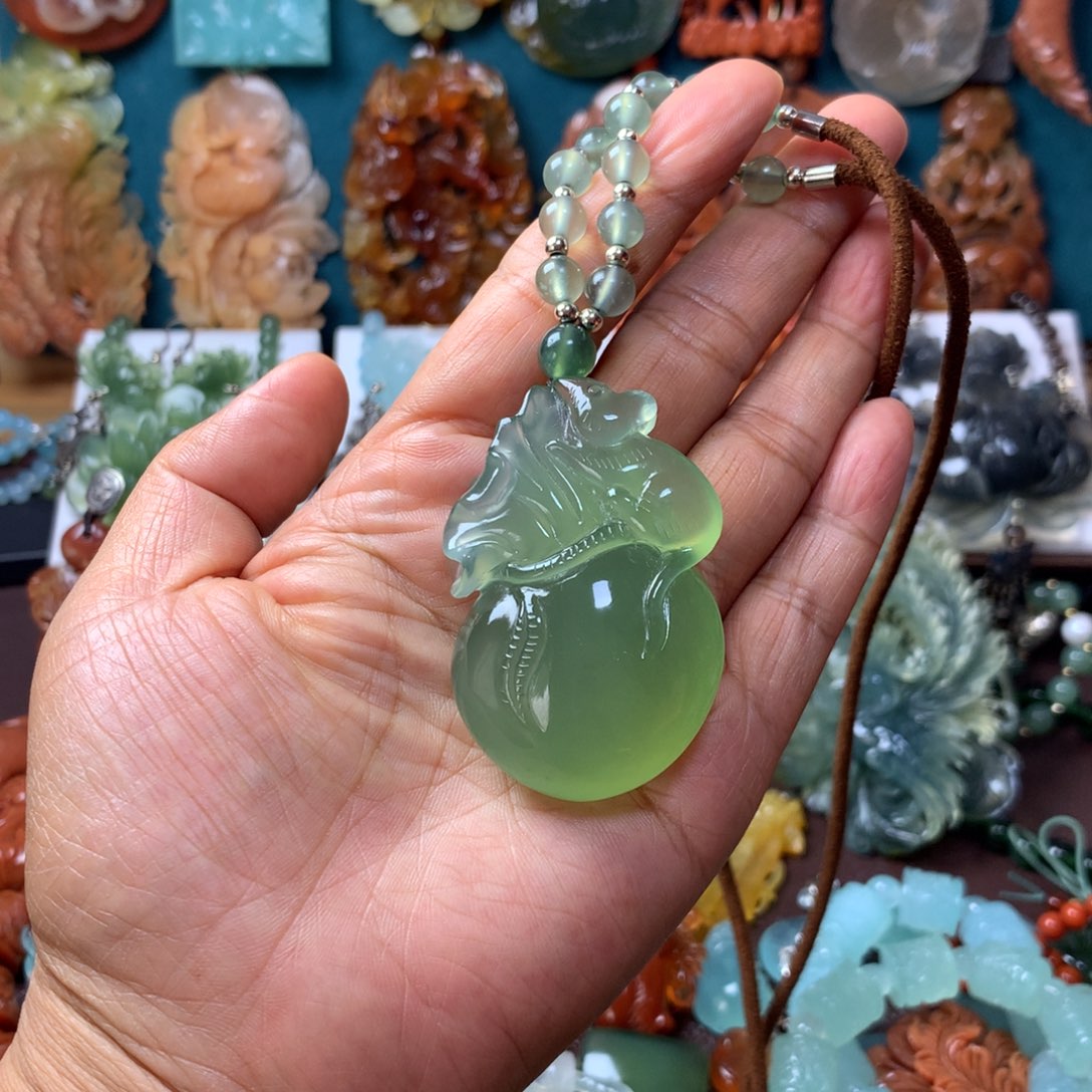 蛇纹石玉未镶嵌挂坠