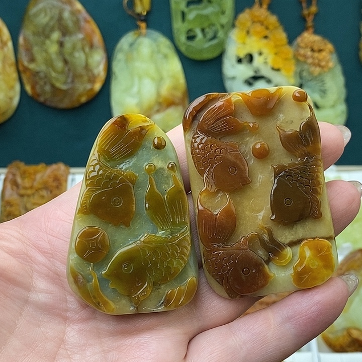 蛇纹石玉未镶嵌颈饰一对鱼