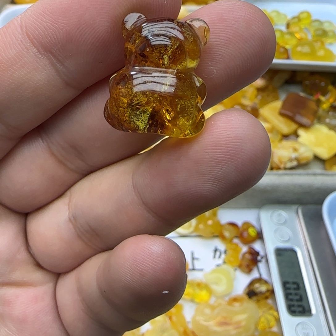 琥珀未镶嵌裸石2.2克有瑕