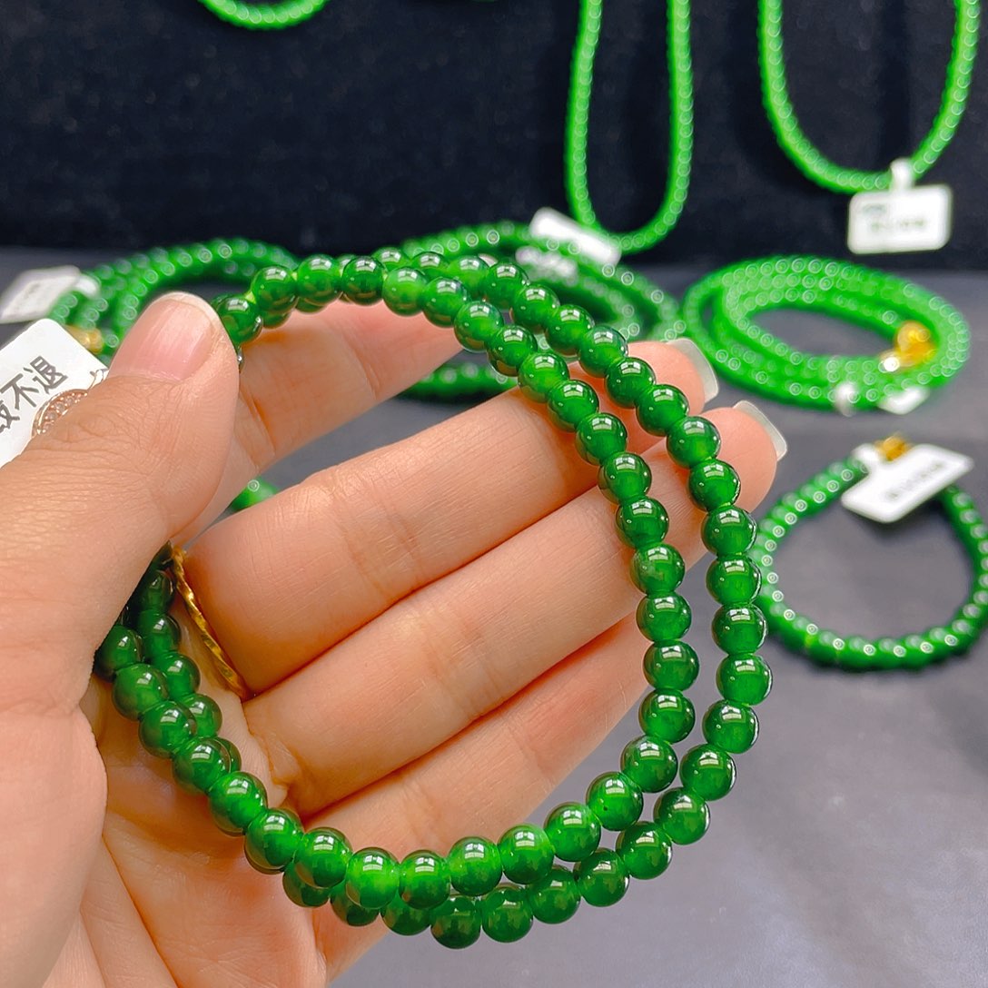 翡翠未镶嵌颈饰    