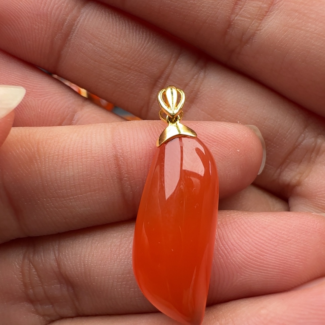 南红玛瑙18K金镶嵌随型吊坠