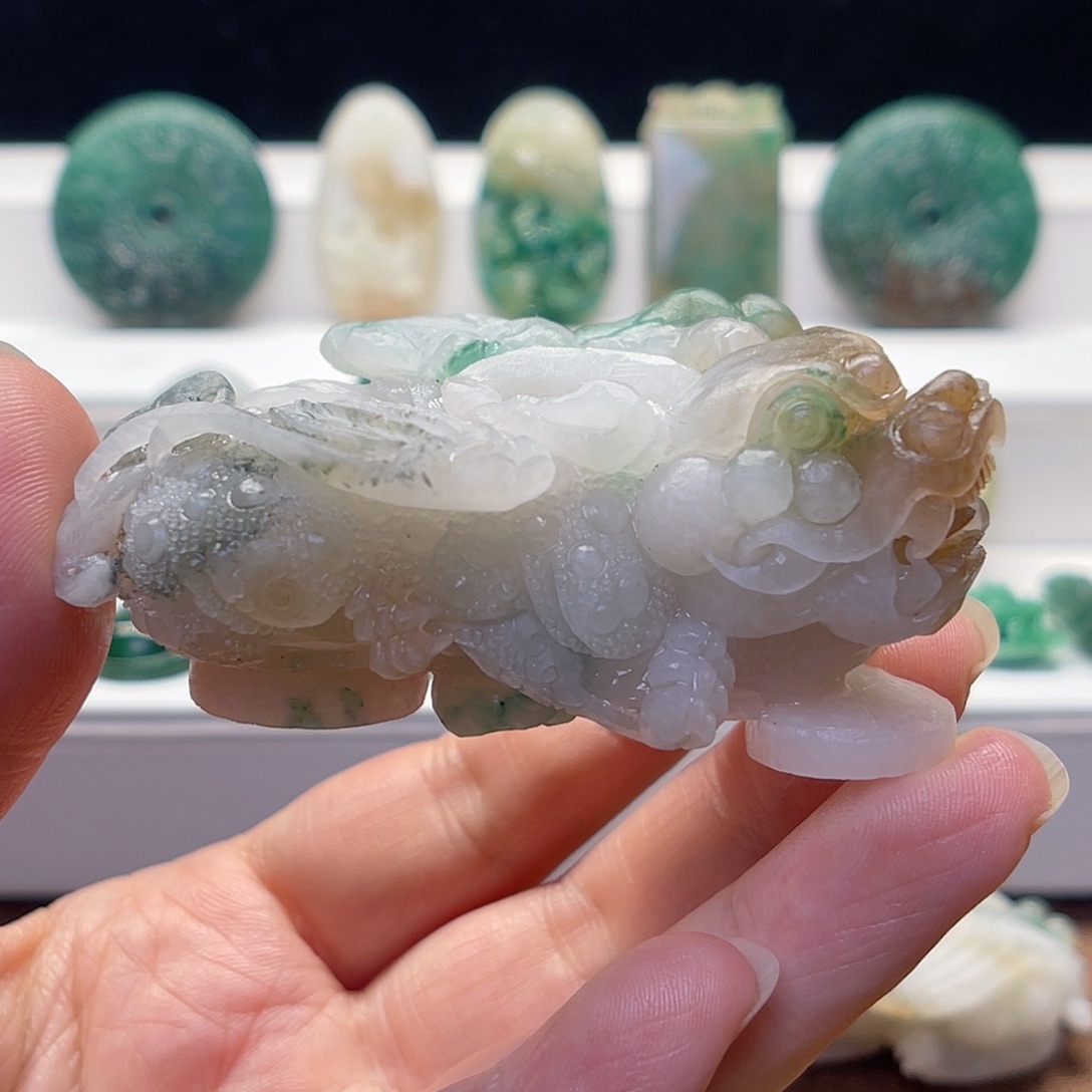 罗***生独山玉未镶嵌颈饰