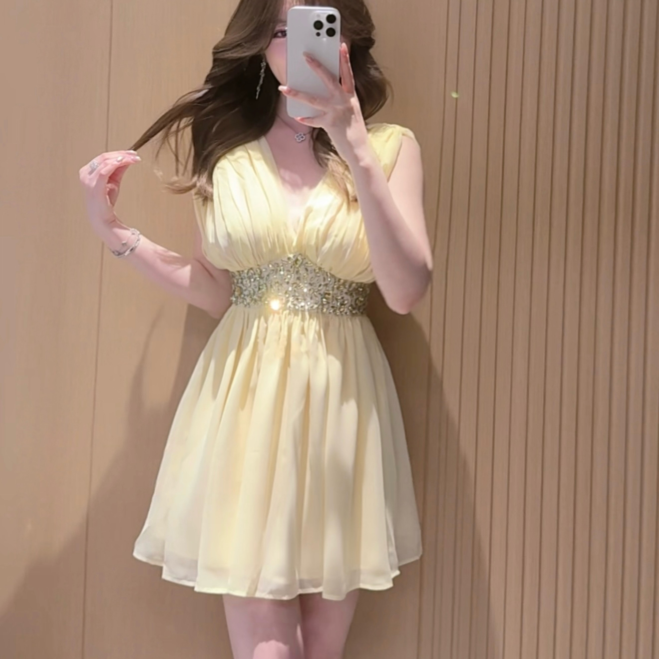 XUAN/【梨涡浅笑】温柔富家千金超闪气质收腰柔纱显瘦V领黄色连衣裙