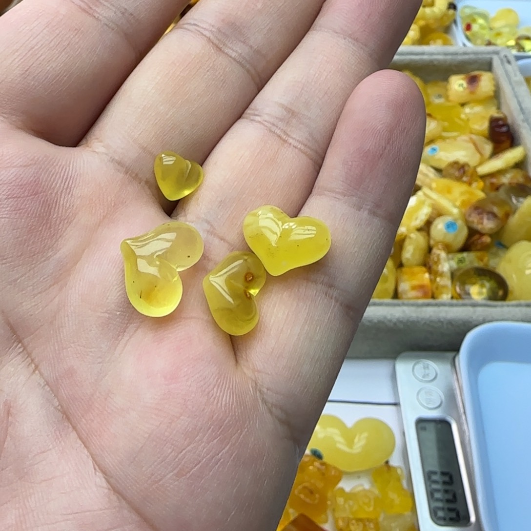 琥珀未镶嵌裸石2.09克一组微瑕