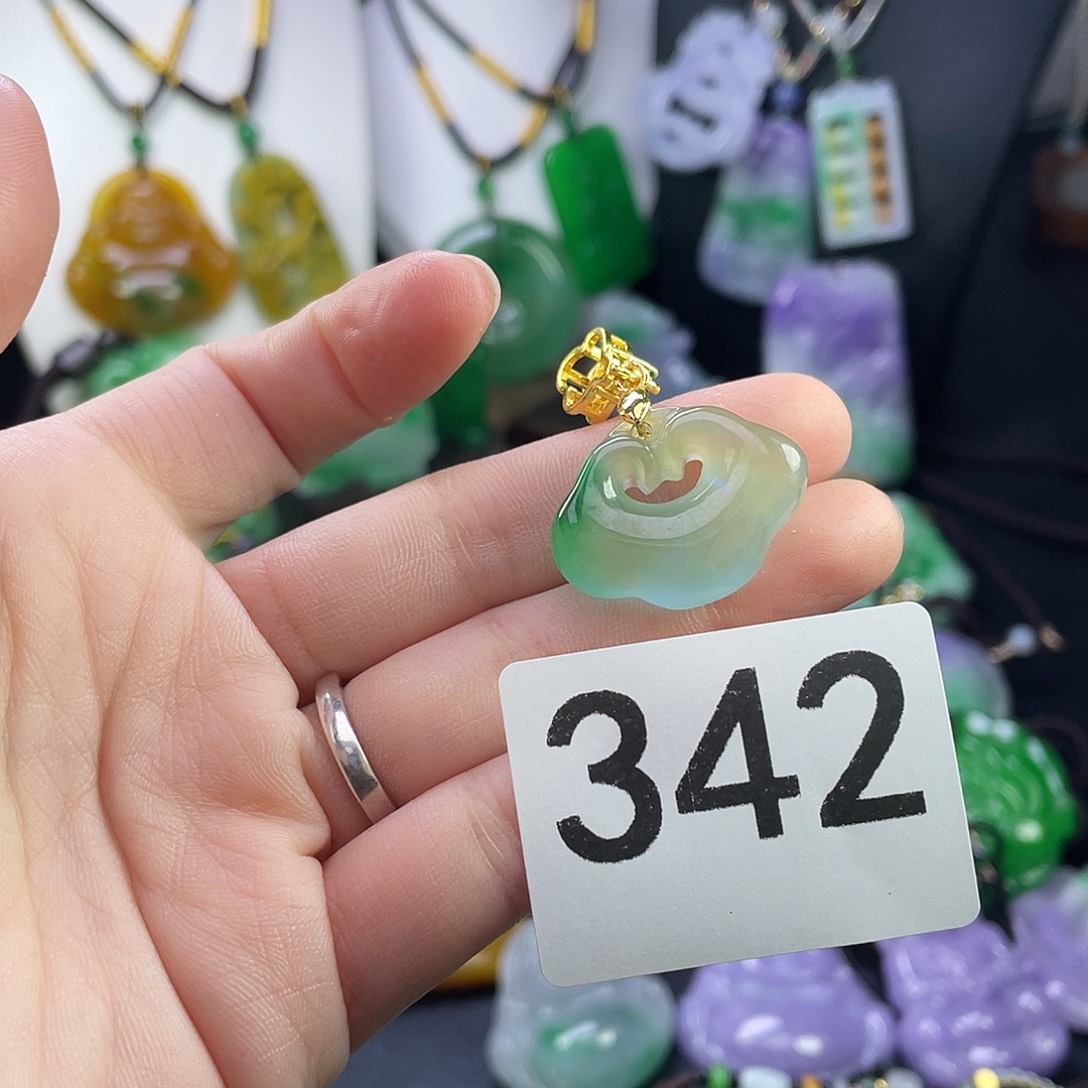 翡翠未镶嵌吊坠(赠链)