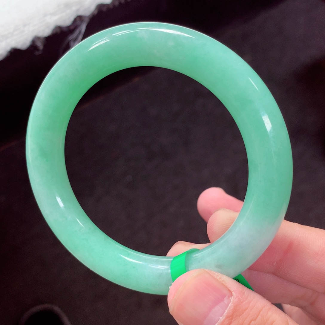 翡翠手镯未镶嵌缅甸