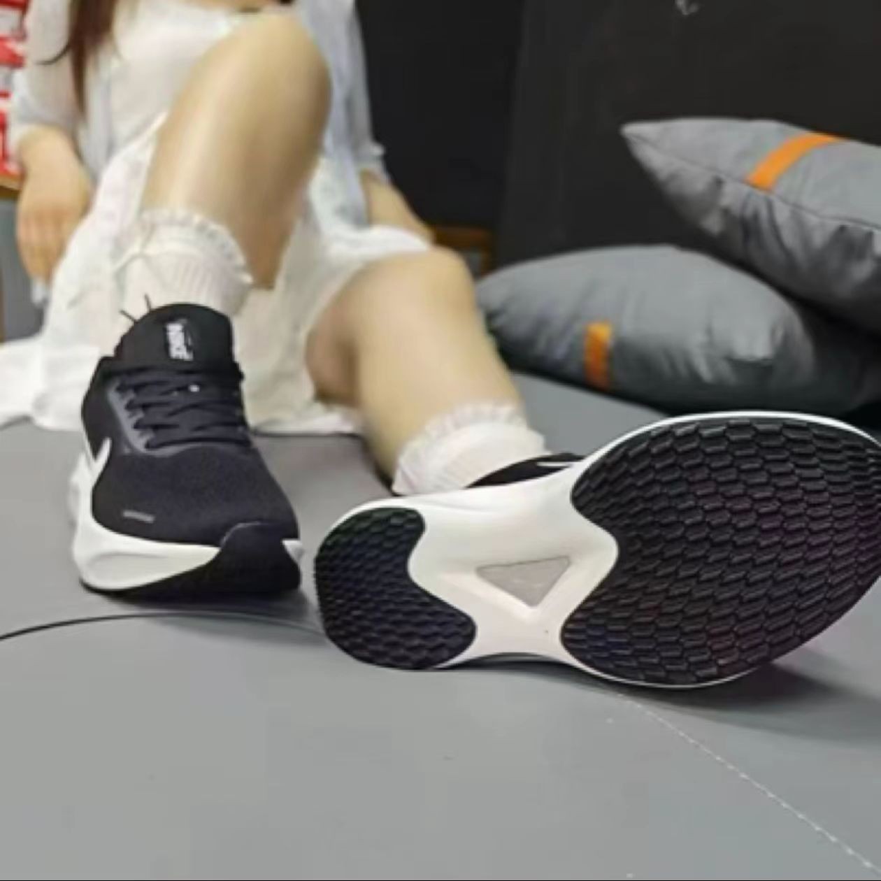 【现货】正品断码透气网面潮鞋跑步鞋运动休闲情侣减震时尚百搭18