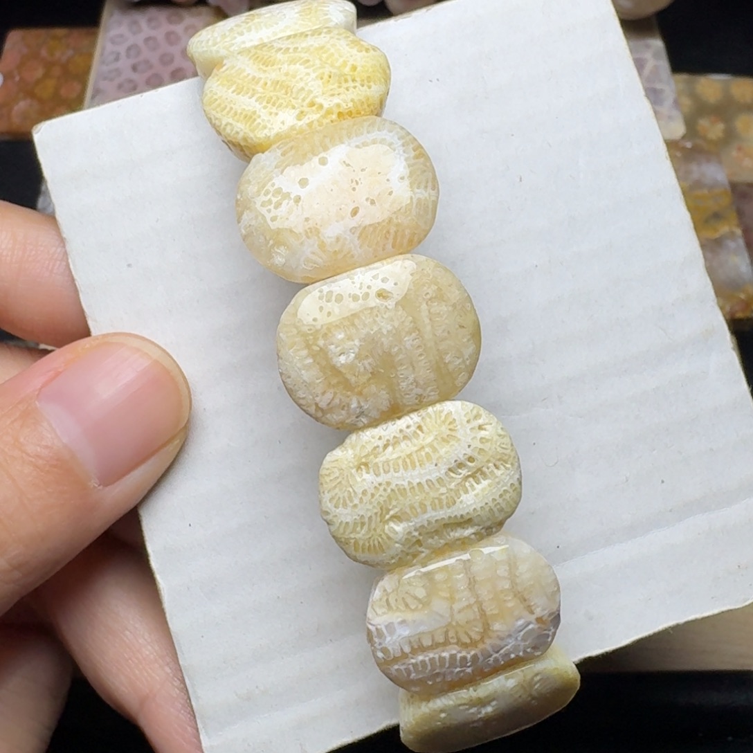 硅化玉未镶嵌非常稀少，荧光黄白骨骼龙骨纹