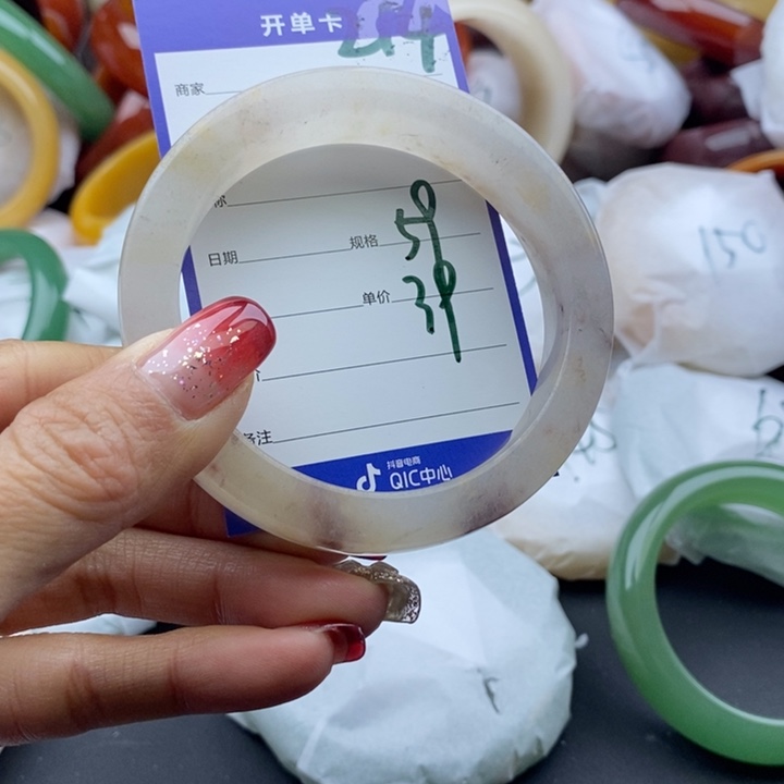 石英质玉手镯未镶嵌