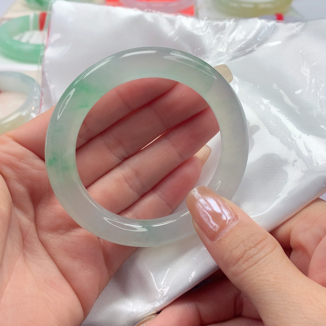 翡翠手镯（圆镯）未镶嵌53圈口 高冰种冰透起荧光冰飘阳绿