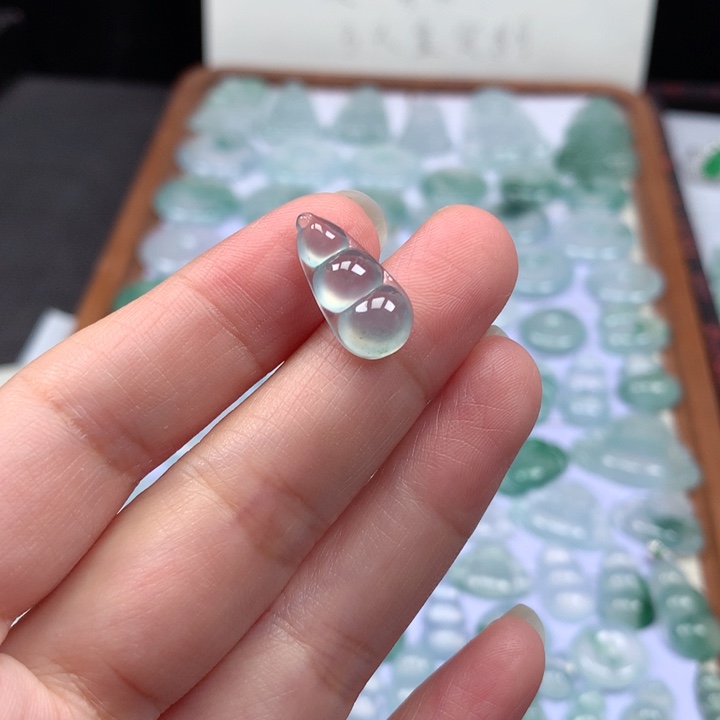 颈饰未镶嵌翡翠高冰晴底福豆