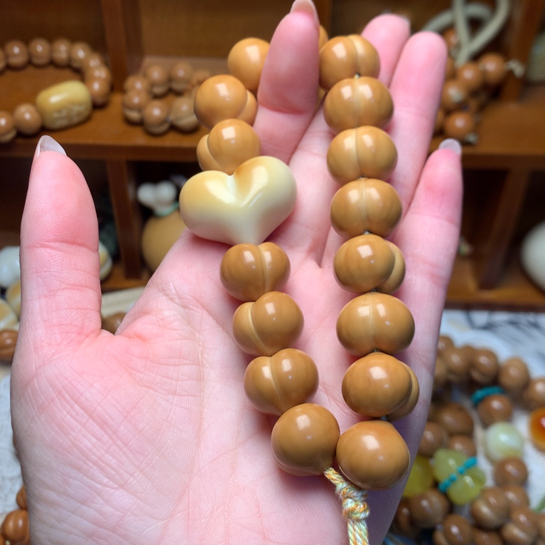 吊坠猴头核桃15高定屁桃手持白爱心