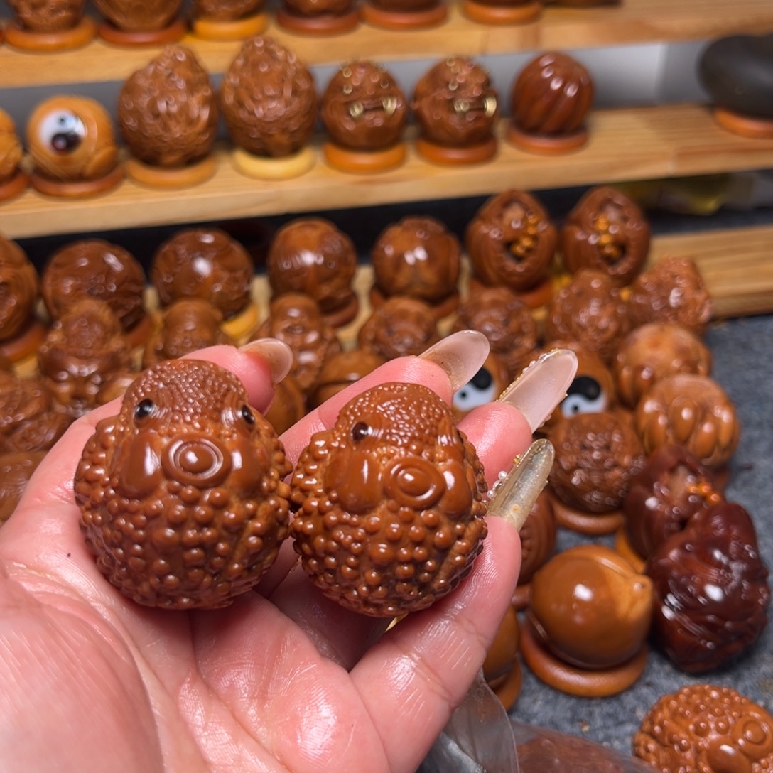 爱***友把件橄榄核金蟾一对