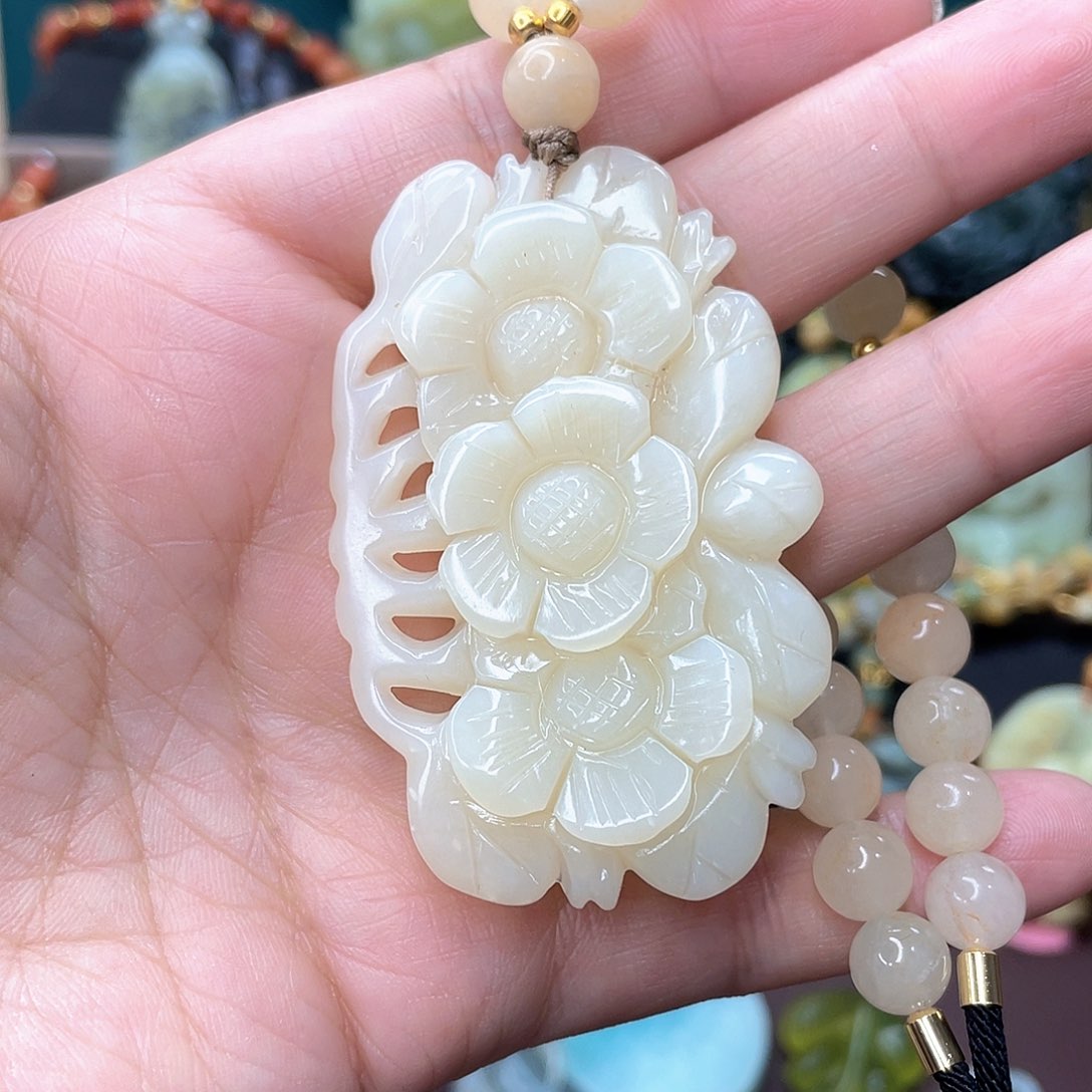 蛇纹石玉颈饰未镶嵌