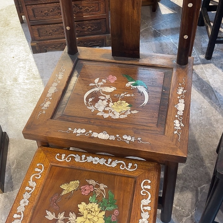 无***偶贡木一个椅一个登。喜鹊图