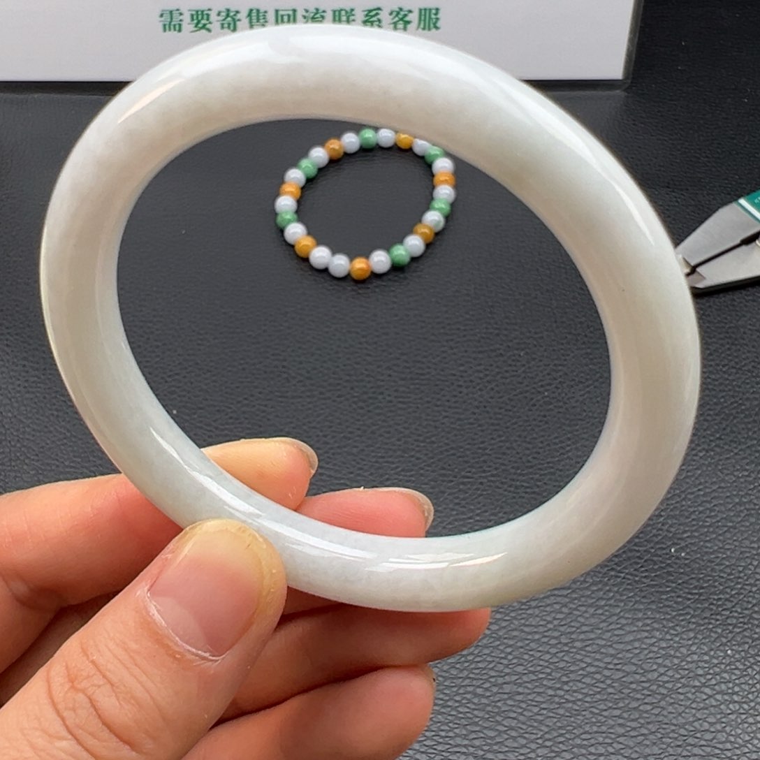 翡翠手镯未镶嵌翡翠手镯