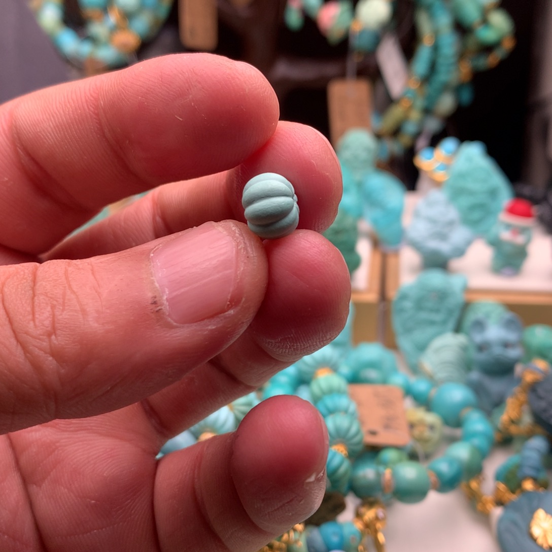 绿松石颈饰未镶嵌?