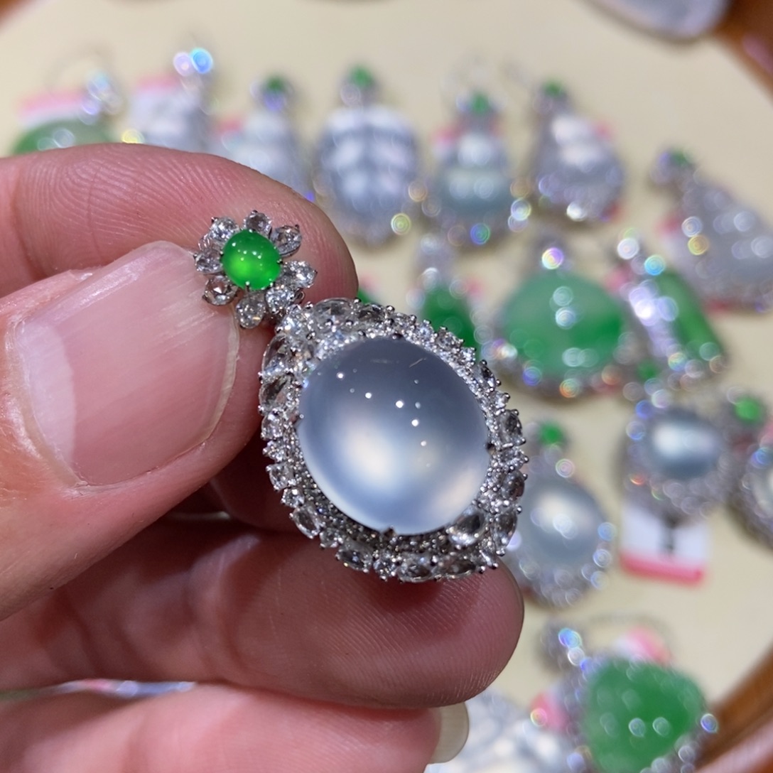 翡翠颈饰18K金镶嵌吊坠