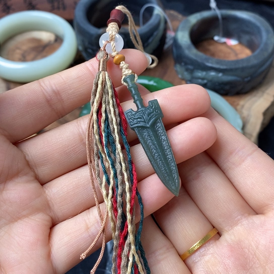 和田玉未镶嵌剑形佩