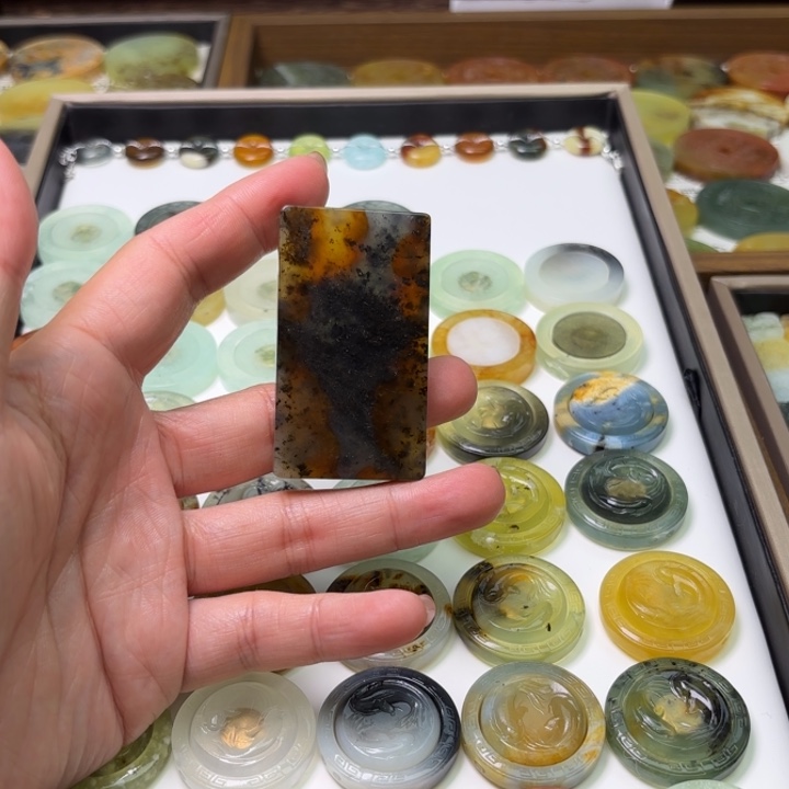 蛇纹石玉未镶嵌颈饰