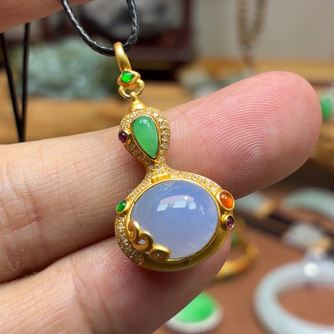 翡翠18K金镶嵌颈饰