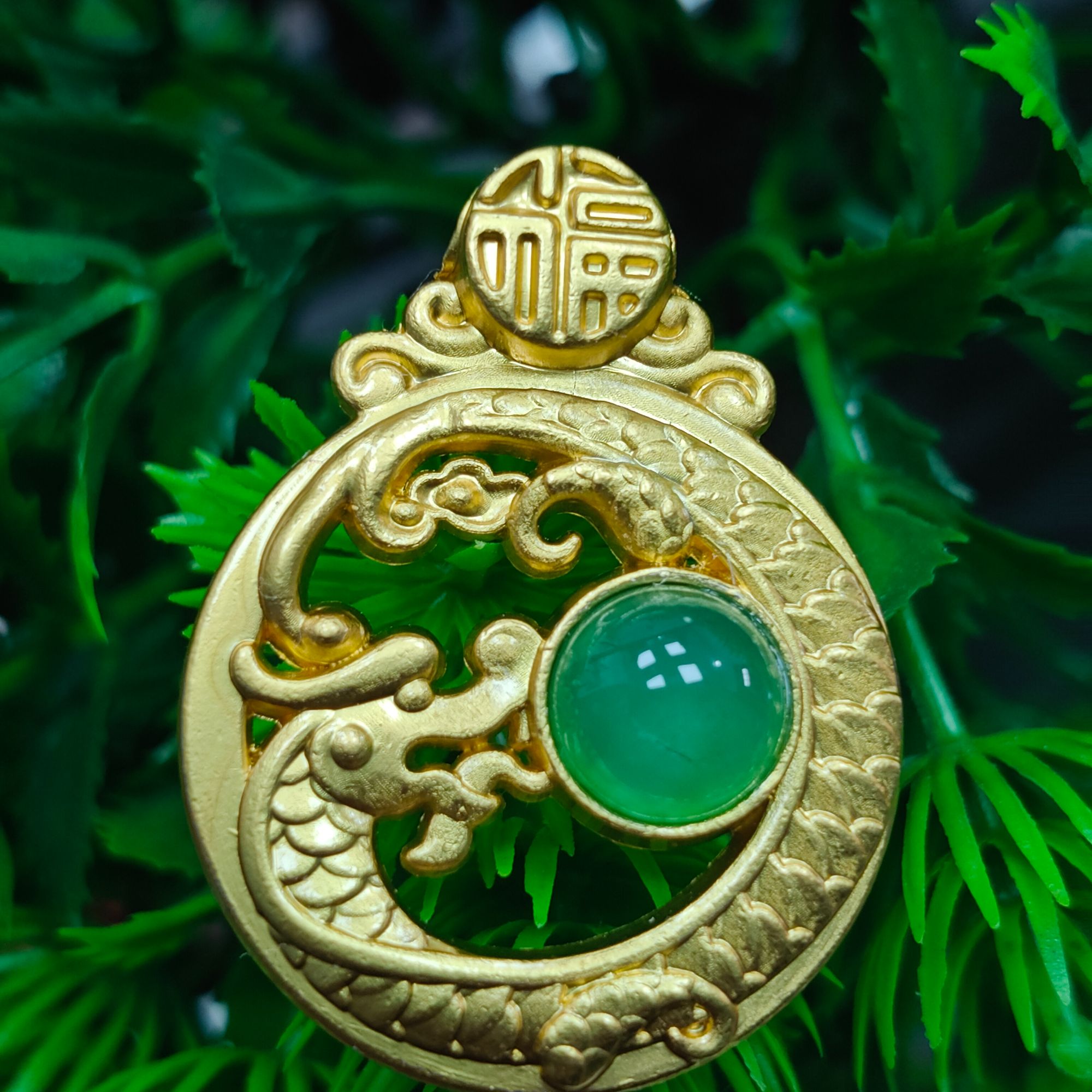 33极光绿玉石玛瑙龙牌吊坠