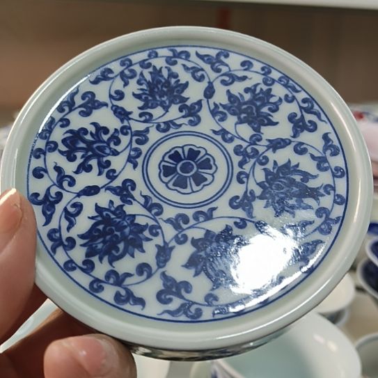 景德镇陶瓷缠枝盖至