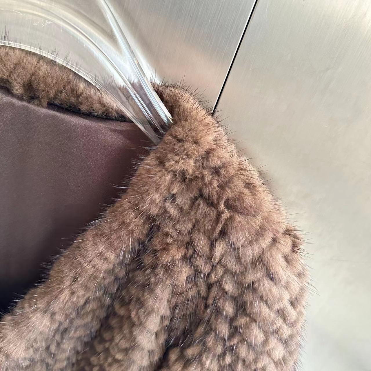 i-EAST 豪门贵妇~热力感 高级感毛茸茸V领开衫外套-3D T217