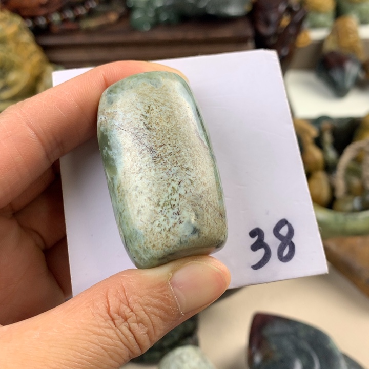 岫岩河磨玉（透闪石质玉）手把件有瑕未镶嵌哆**梦