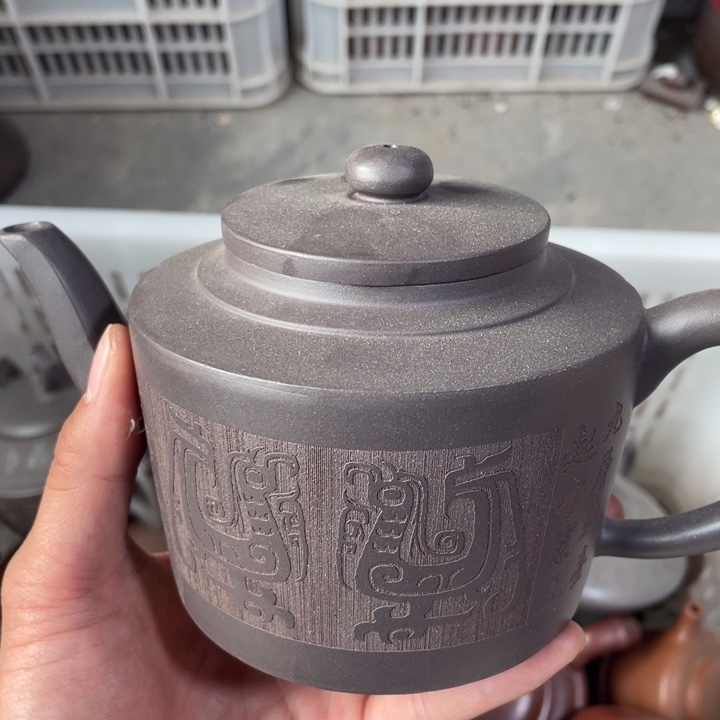 老厂紫砂壶一件。