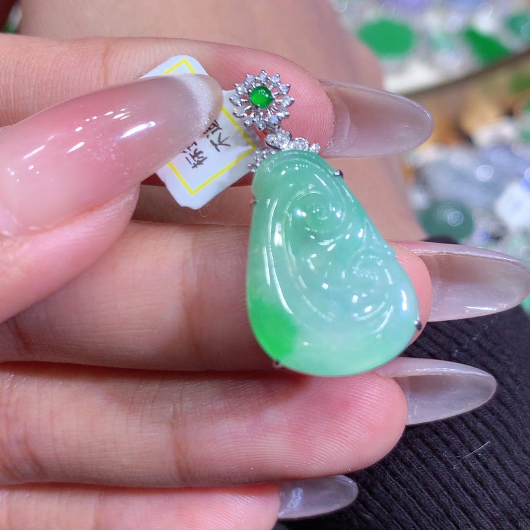 翡翠吊坠(赠链)18K金镶嵌
