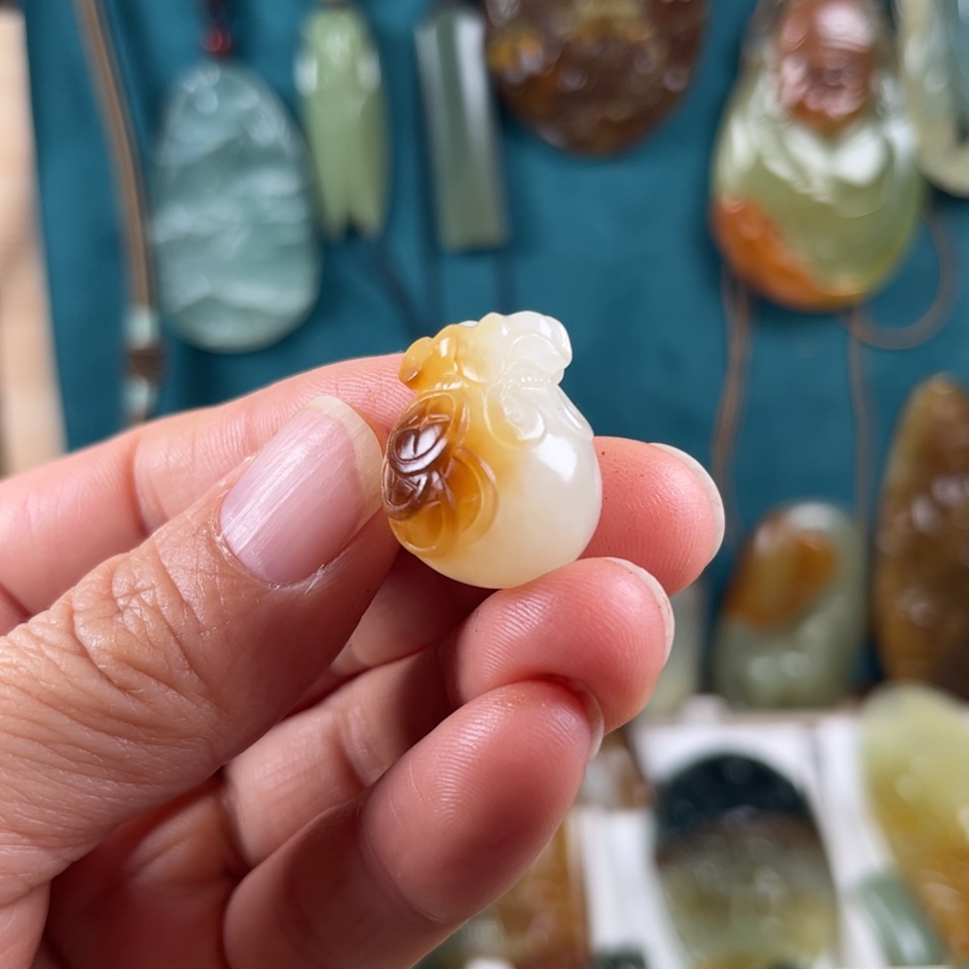 丫***头和田玉未镶嵌颈饰